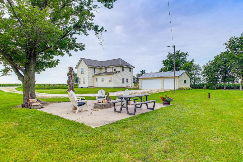Κήπος έξω από το Marion Retreat with Patio, Grills and Fire Pit