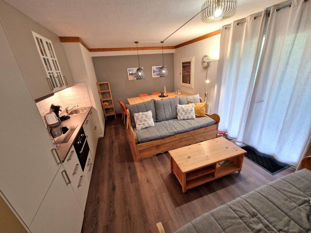 un salon avec un canapé et une table dans l'établissement Appartement cosy 6/8 pers, Valfréjus, près pistes et télécabines - FR-1-265-343, à Modane