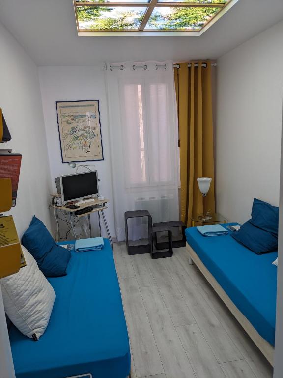 - un salon avec deux lits et une fenêtre dans l'établissement joli studio T2 meublé de 20 m² Située à 2 minutes à pied du MÉTRO, à Marseille