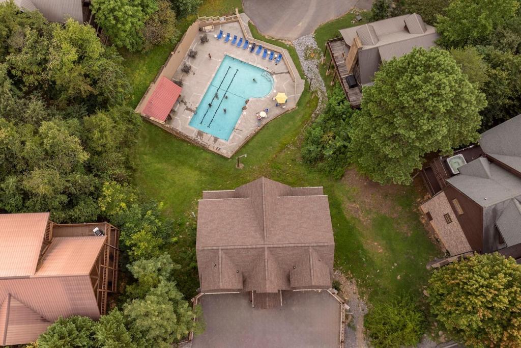 ピジョン・フォージにあるIn & Out Pool, Near Dollywood, Game Room, Luxuryのスイミングプール付きの家屋の上面の景色