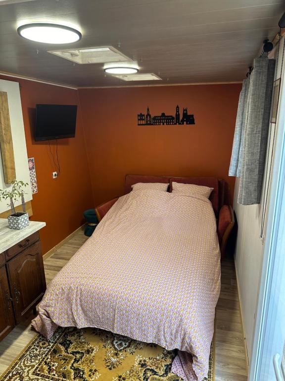 Postel nebo postele na pokoji v ubytování La Cabane du Halage
