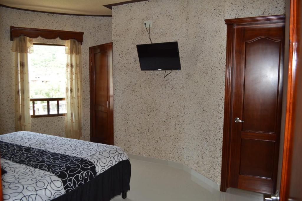 TV a/nebo společenská místnost v ubytování Hotel Guadalupe Bernal
