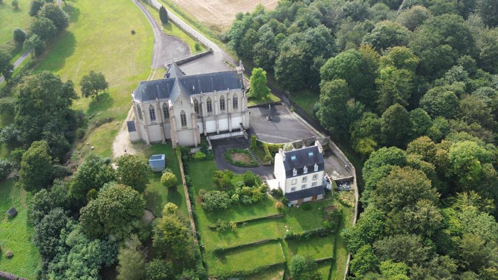 una vista aérea de una casa grande con árboles en Brittany Carantec Morlaix, en Saint-Martin-des-Champs