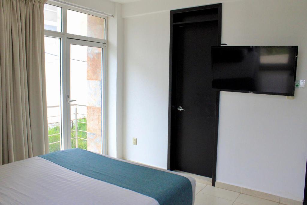 TV a/nebo společenská místnost v ubytování Charming and Family With a pool and ocean view, 3 blocks from the beach, with 2 TVs and Netflix