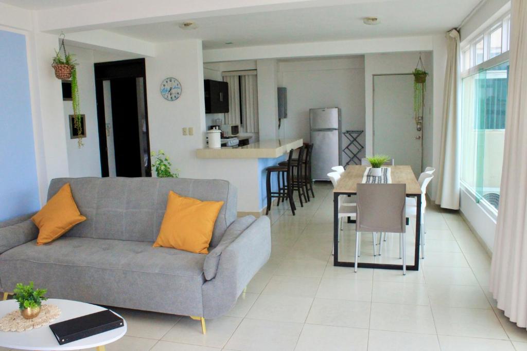 Kuchyň nebo kuchyňský kout v ubytování Charming and Family With a pool and ocean view, 3 blocks from the beach, with 2 TVs and Netflix