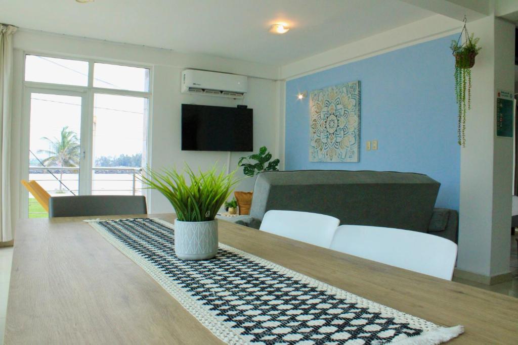 TV a/nebo společenská místnost v ubytování Charming and Family With a pool and ocean view, 3 blocks from the beach, with 2 TVs and Netflix