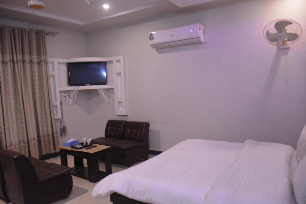 TV a/nebo společenská místnost v ubytování Abeer Hotel by LMC