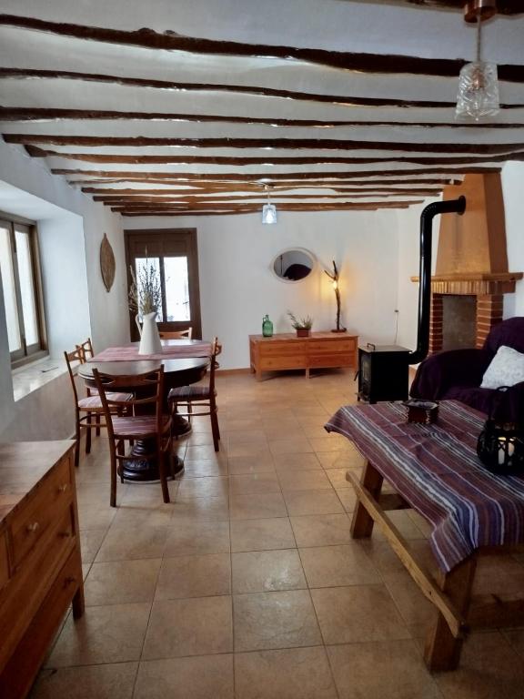 a living room with a table and a dining room at casa eras irene in Moratalla