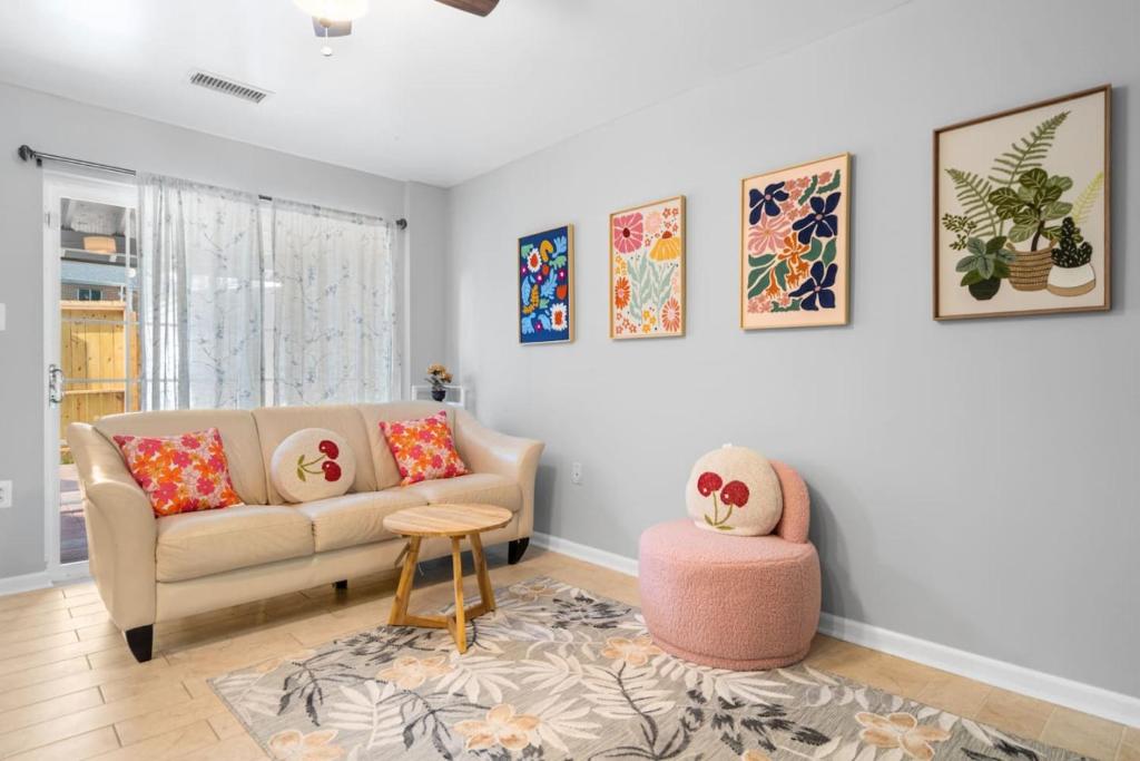 アレクサンドリアにあるParkside Alexandria Townhome - 3br free parkingのソファと椅子のあるリビングルーム