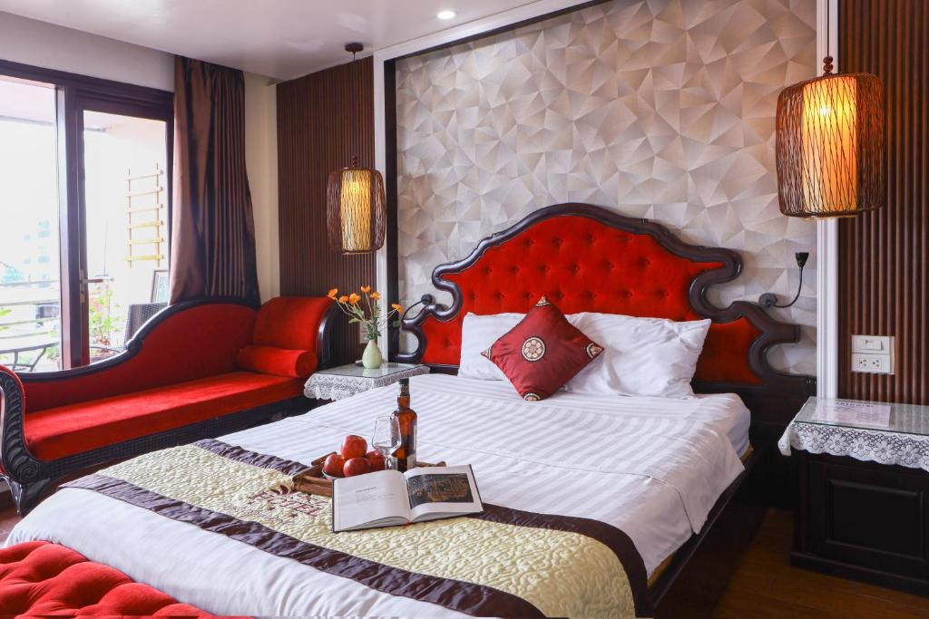 Postel nebo postele na pokoji v ubytování Art Hotel Ha Noi