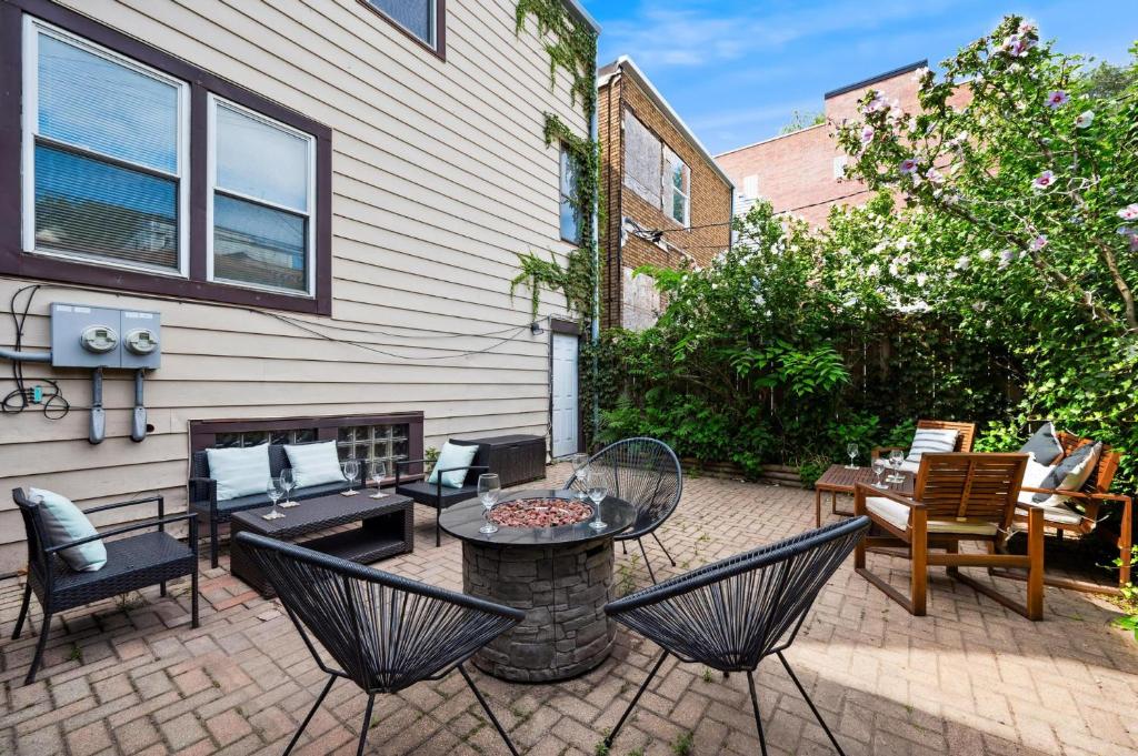 2 Bed Apt w/ Office, Free Parking, Near Wrigley - Apartamento De Dos Dormitorios