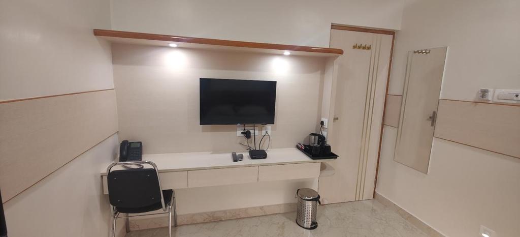 TV a/nebo společenská místnost v ubytování Nandhavanam A Business Class Residency