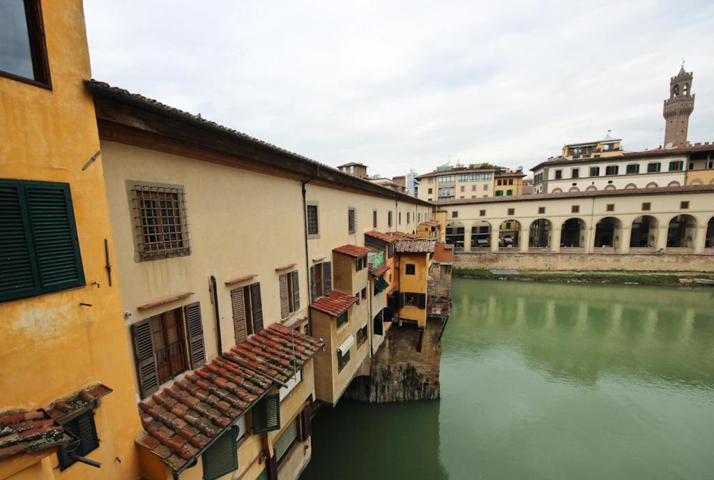 フィレンツェにあるPonte Vecchio Uniqueの建物のある街の川の眺め