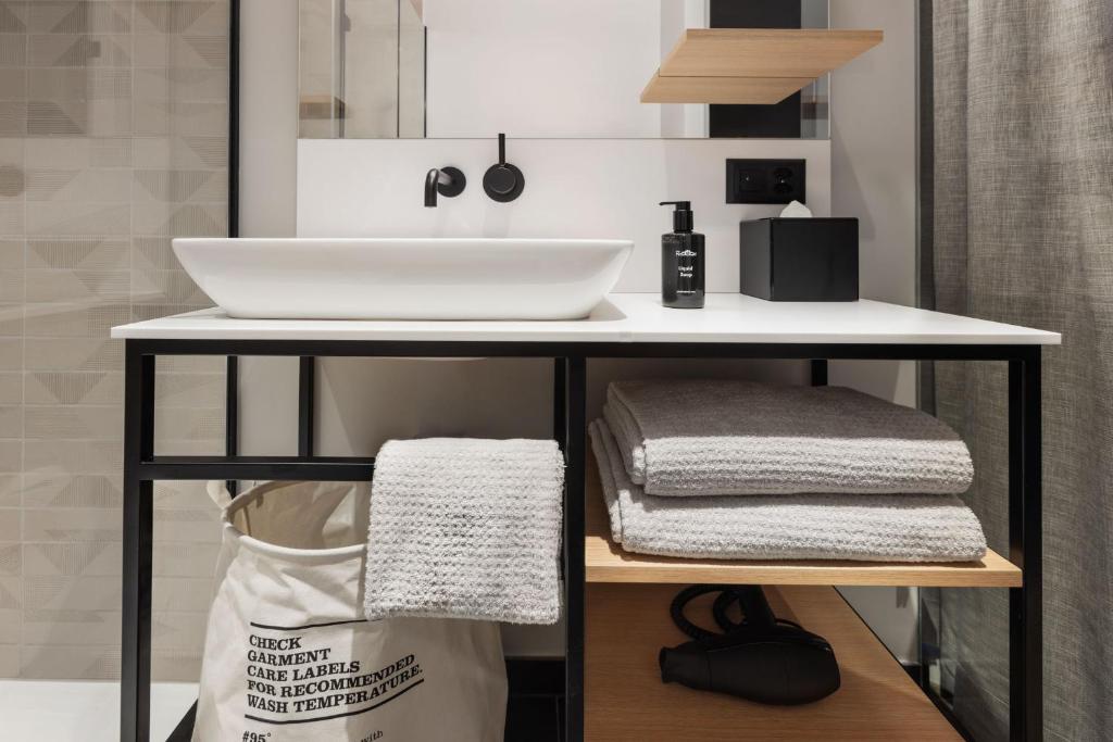 Stay KooooK Geneva City - Online Check In - Resim 18