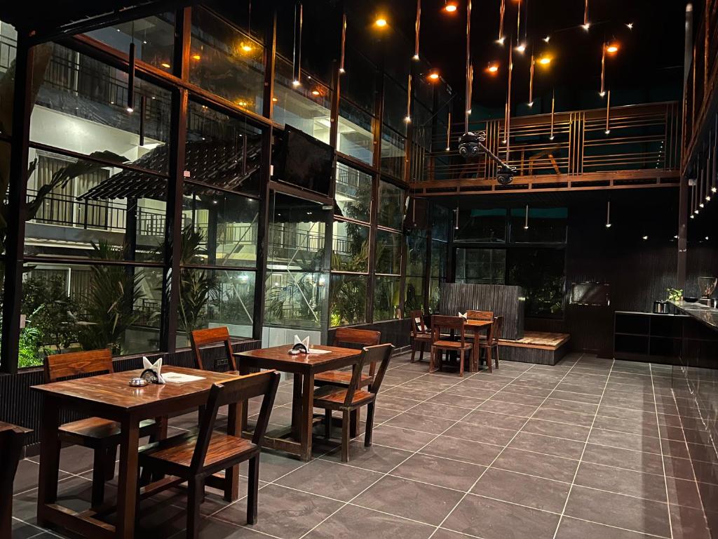Een restaurant of ander eetgelegenheid bij Aaria Hills