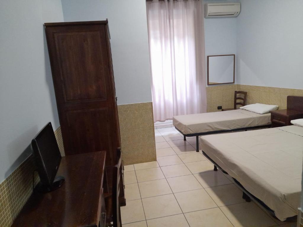 Postel nebo postele na pokoji v ubytování Hotel Vittorio Veneto Napoli