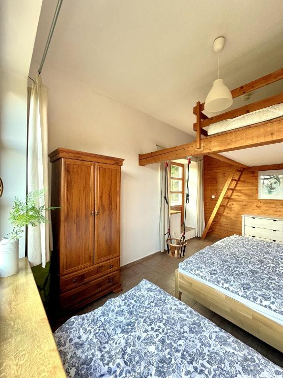 Postel nebo postele na pokoji v ubytování Velký apartmán Cihlarka