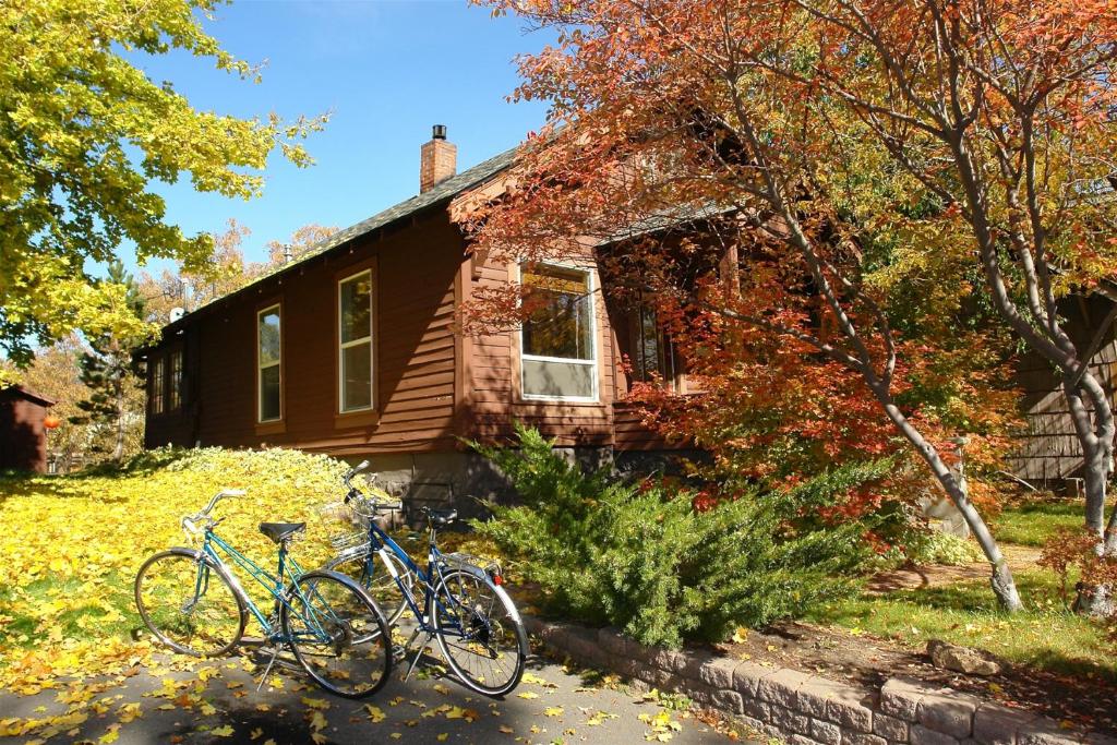 due biciclette parcheggiate di fronte a una casa di Bluebird Day - Jefferson Cottage a Bend