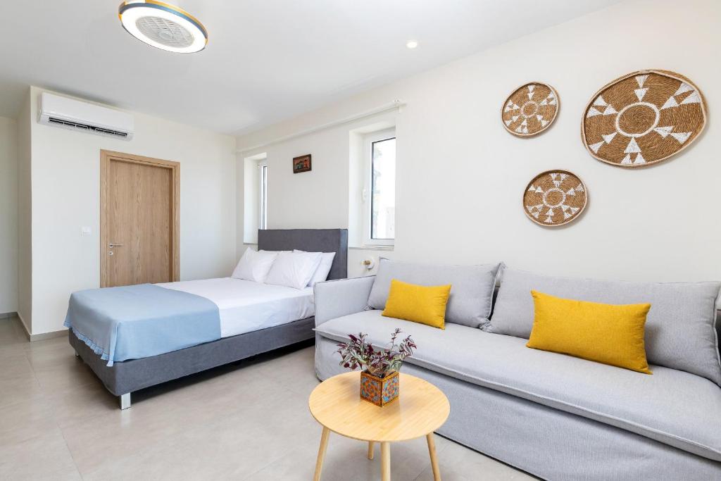 Meli apartments Paleochora客房内的一张或多张床位