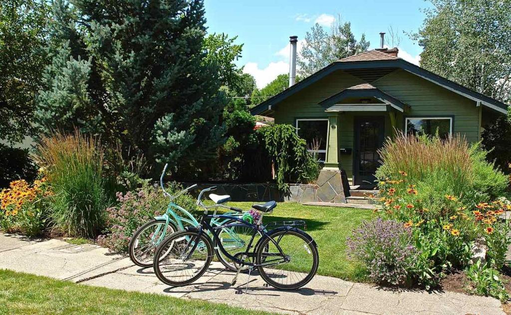 due biciclette parcheggiate di fronte a una casa di Bluebird Day - Kingfisher Bungalow a Bend