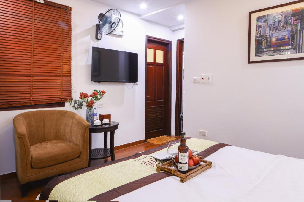 TV a/nebo společenská místnost v ubytování Art Hotel Ha Noi