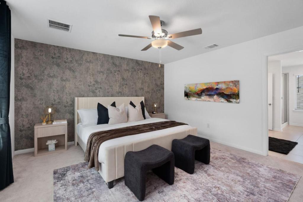 Giường trong phòng chung tại Lux Cozy Home l SE Austin near F1-COTA-ABIA-Tesla