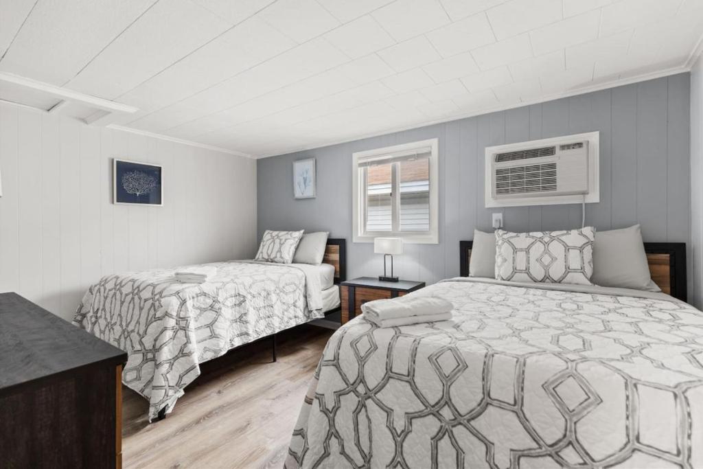 Ένα ή περισσότερα κρεβάτια σε δωμάτιο στο Stylish 1BR Suite Steps to the Beach (467)