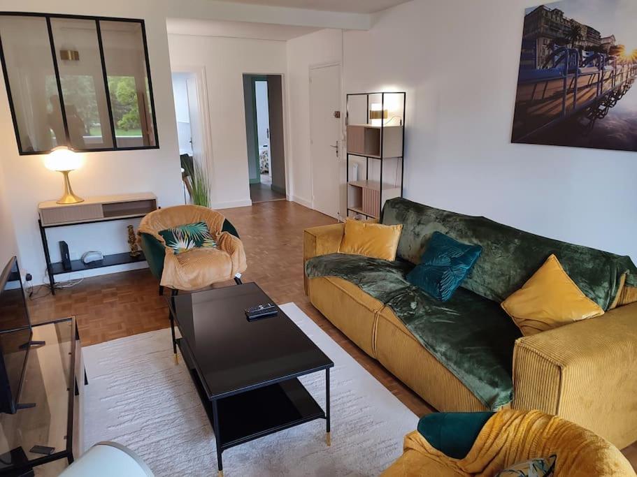 un salon avec un canapé, des chaises et une table dans l'établissement Appartement neuf, vue sur parc, 5 minutes à pied du centre historique et piéton, à Pau