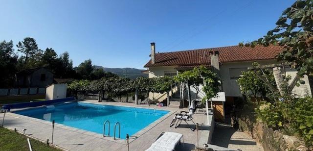 una grande piscina davanti a una casa di Quinta Da Felicidade a Várzea