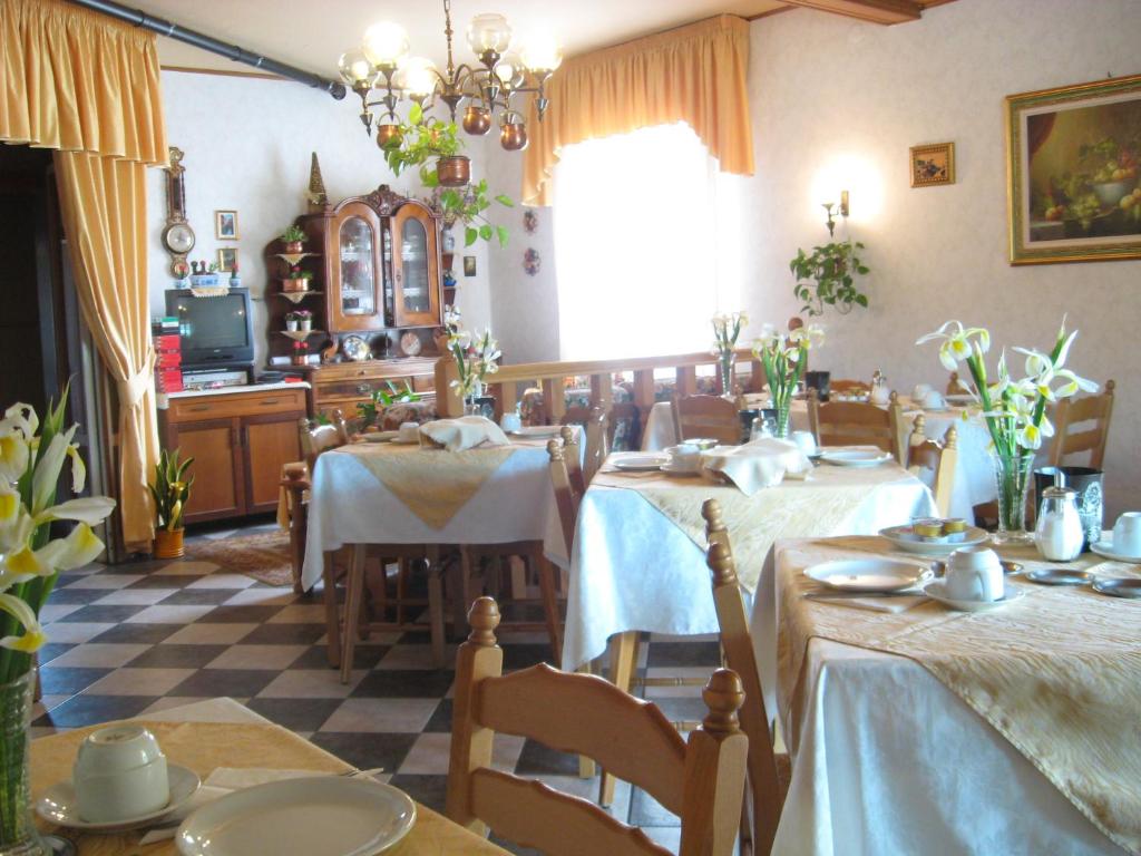 A restaurant or other place to eat at B&B Garnì Da Vito