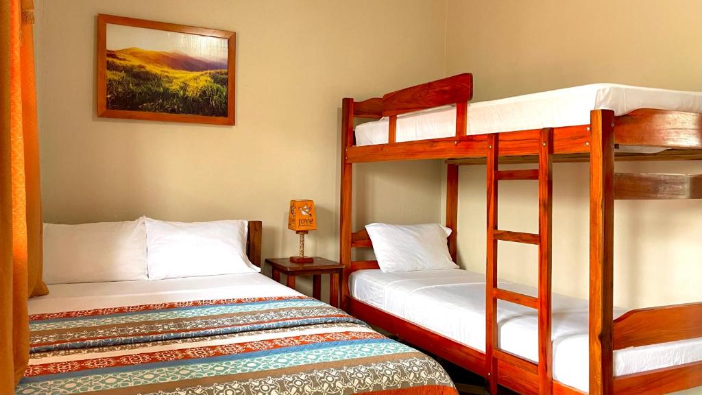 Postel nebo postele na pokoji v ubytování Hostal Laurita Beach