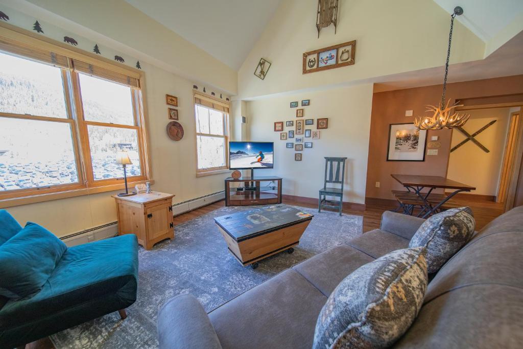 ein Wohnzimmer mit Sofa und Fernseher in der Unterkunft Silver Mill 8302 by SummitCove Lodging in Keystone