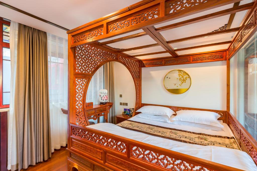 Postel nebo postele na pokoji v ubytování Qinfu Hotel Beijing Nanluogu Lane Houhai