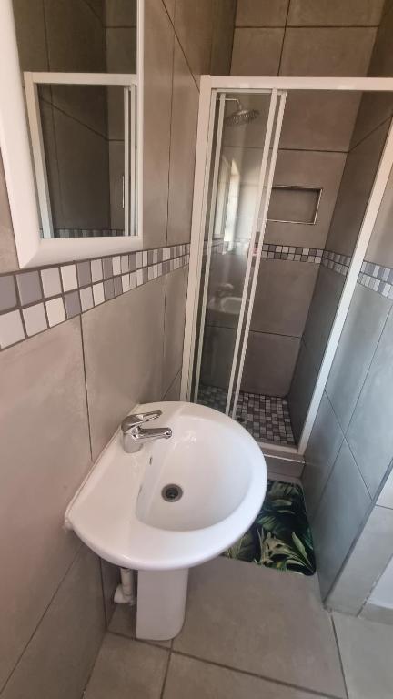 Rooisand Oornag Akkommodasie - Habitación Doble Con Baño Privado