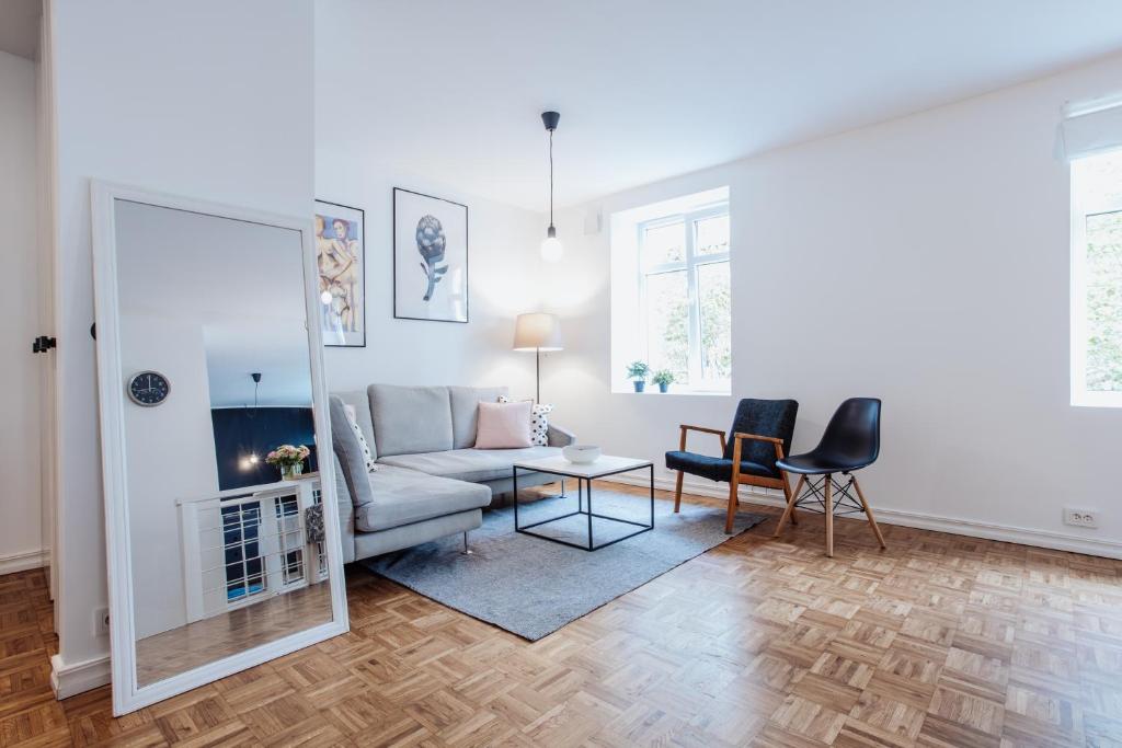 Istumisnurk majutusasutuses Spacious apartment near the Airport and Bus station