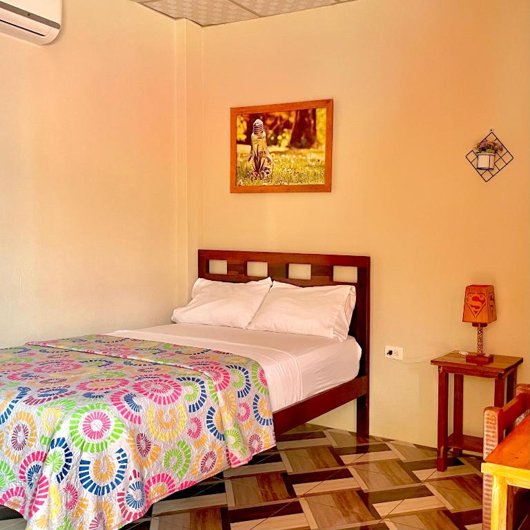 Postel nebo postele na pokoji v ubytování Hostal Laurita Beach