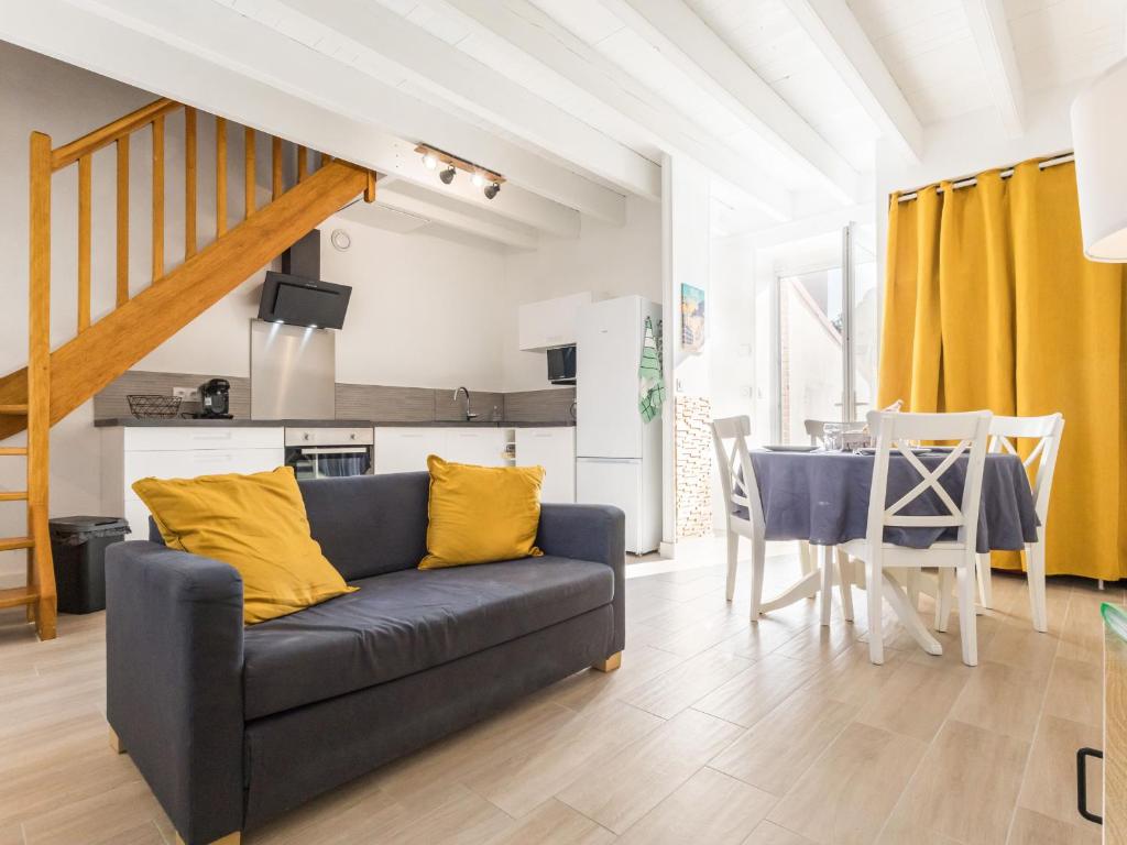 un salon avec un canapé et une table dans l'établissement Maison de Ville à La Montagne avec Wifi, Animaux admis, Proche Nantes - FR-1-306-1286, à La Montagne
