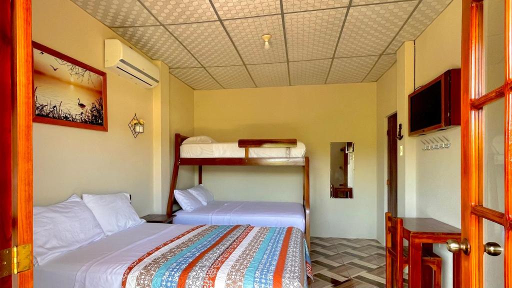 Postel nebo postele na pokoji v ubytování Hostal Laurita Beach