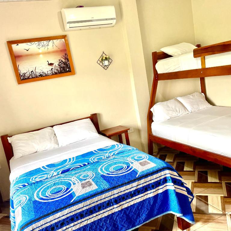 Postel nebo postele na pokoji v ubytování Hostal Laurita Beach