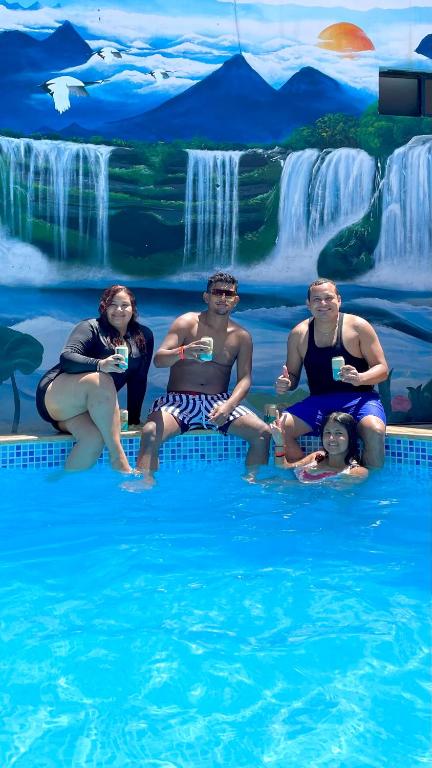 Bazén v ubytování Hostal Laurita Beach nebo v jeho okolí