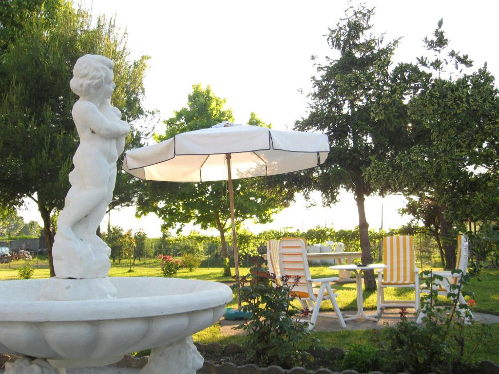 A garden outside B&B Garnì Da Vito