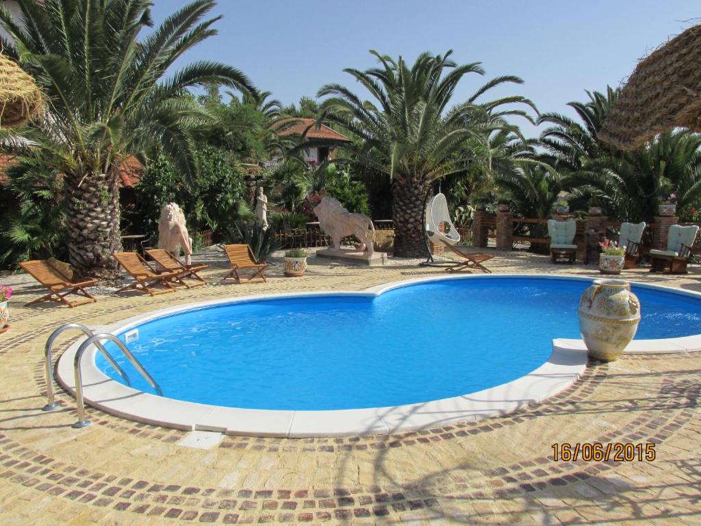 The swimming pool at or close to Agriturismo Reggia Saracena