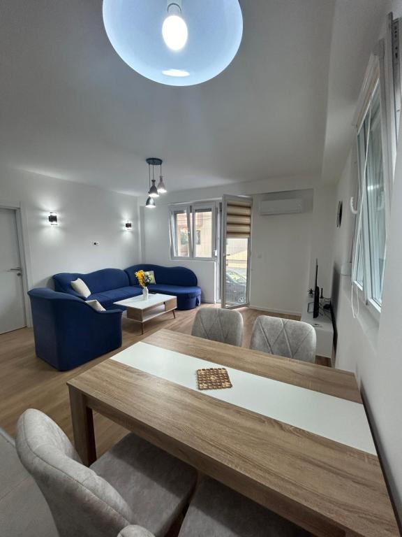ZlokukjaniにあるLux apartmentsの青いソファとテーブルのあるリビングルーム