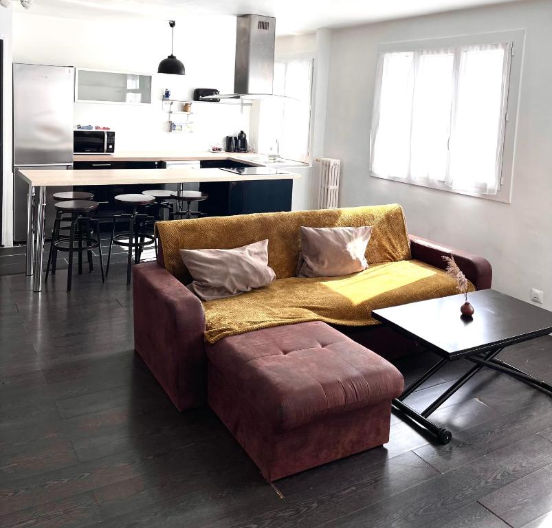 un salon avec un canapé et une table dans l'établissement T3 Joliette près des terrasses du port, à Marseille