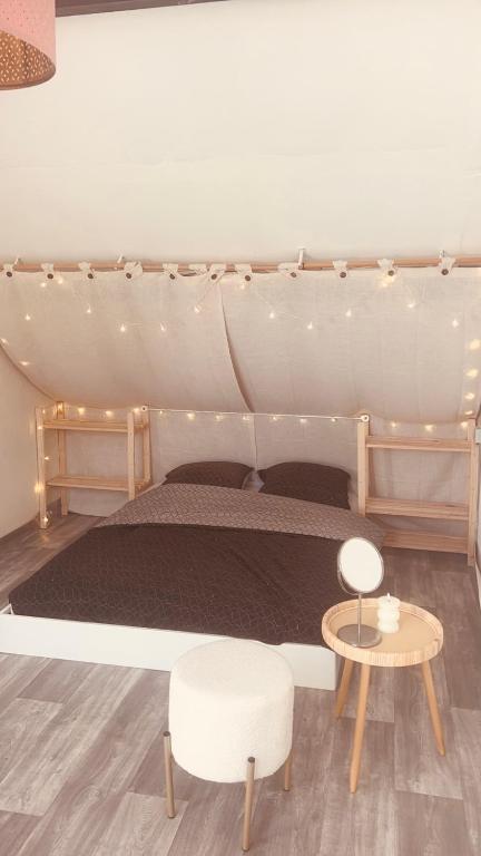 une chambre avec un lit dans une tente dans l'établissement Appartement duplex avec terrasse, à Grez-sur-Loing