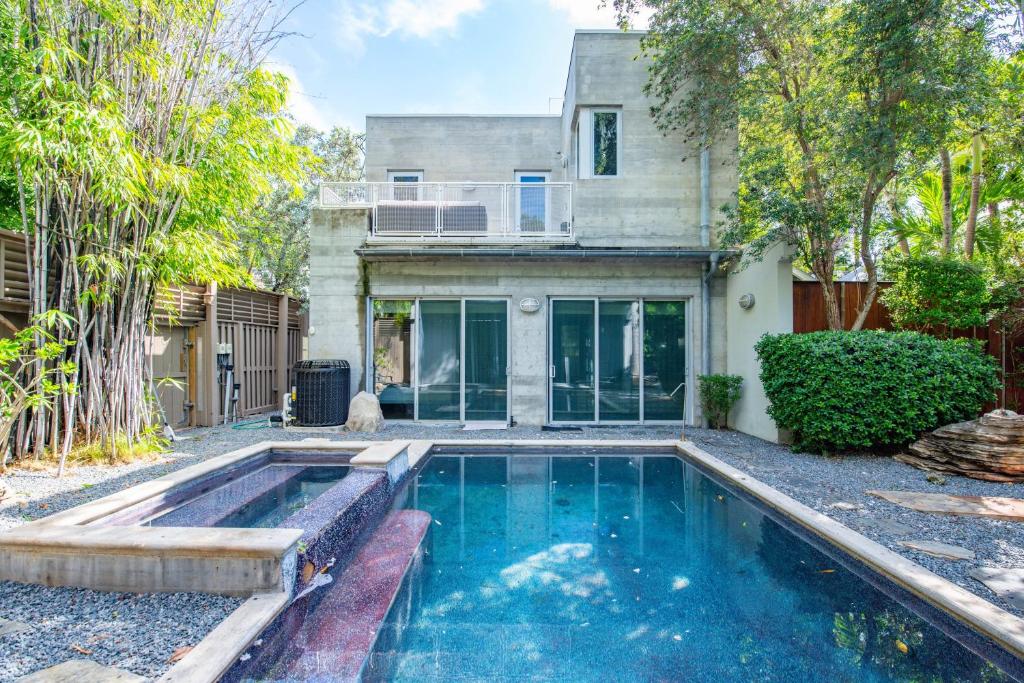 キーウェストにあるContra House -Luxury Home With Poolの家の前のプール