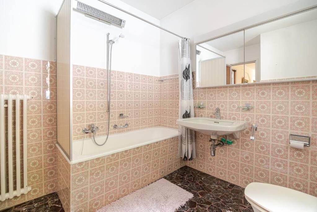 Koupelna v ubytování Villa con Piscina privata a 100m dal Lago