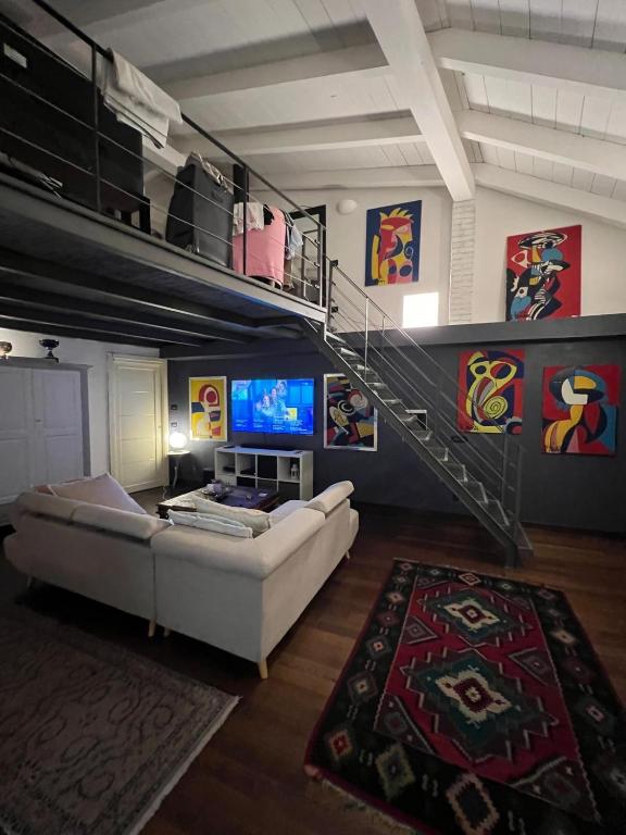 un salon avec un canapé et un escalier dans l'établissement Luxury Loft Duplex, à Cannes