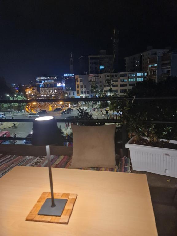 Uma vista geral de Shkodër ou a vista da cidade a partir do hostel