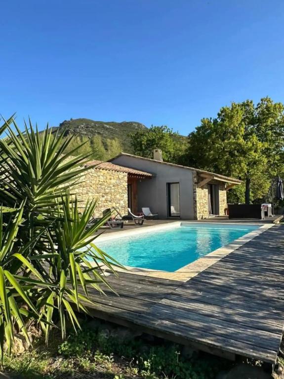 une villa avec piscine et une maison dans l'établissement Villabergerie En Pierre Du Pays, à Barbaggio
